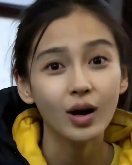 新一期《奔跑吧》中再现全员素颜出镜名场面,女星们各个肤若凝脂,状态