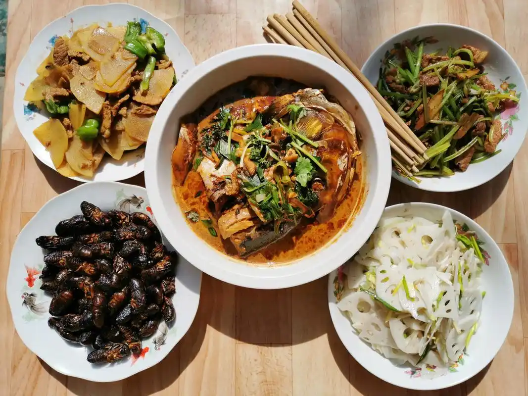 原创朋友圈晒我家的午餐5个人5道菜看到图三网友表示吃不下