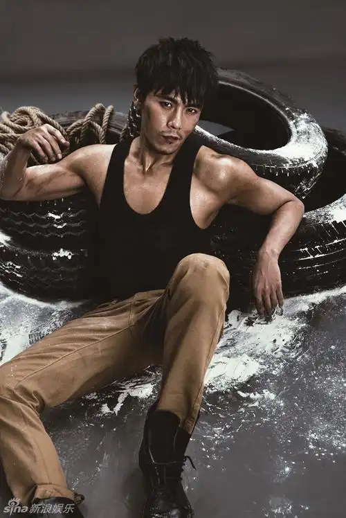 组图:准新郎秦昊秀霸气人鱼线 露性感腹毛_高清图集_新浪网
