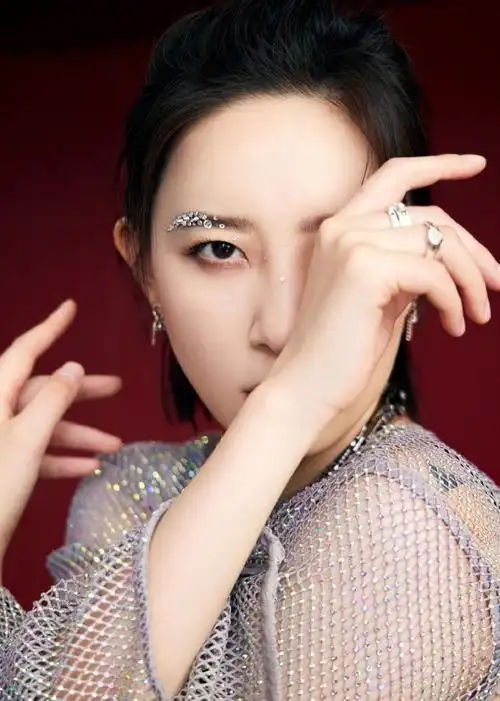 李斯丹妮水龙吟舞台双龙戏珠##李斯丹妮舞台上有两条龙