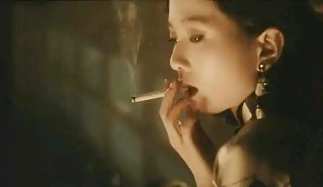 刘诗诗,神情凄切,烟在指间流转,一副忧郁的样子,我见犹怜.