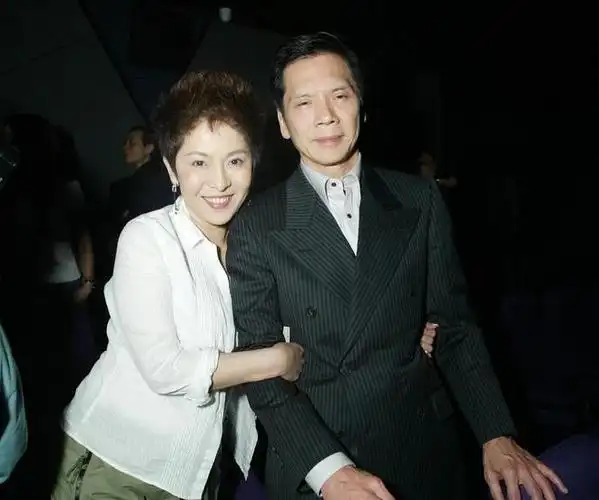 向华强四哥向华荣罕露面西装革履携夫人饮茶大佬气场全开