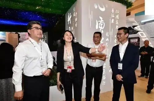 王娜(左二)向陈大鹏(右一),王力威(左一),赵向东(右二)介绍范德安品牌