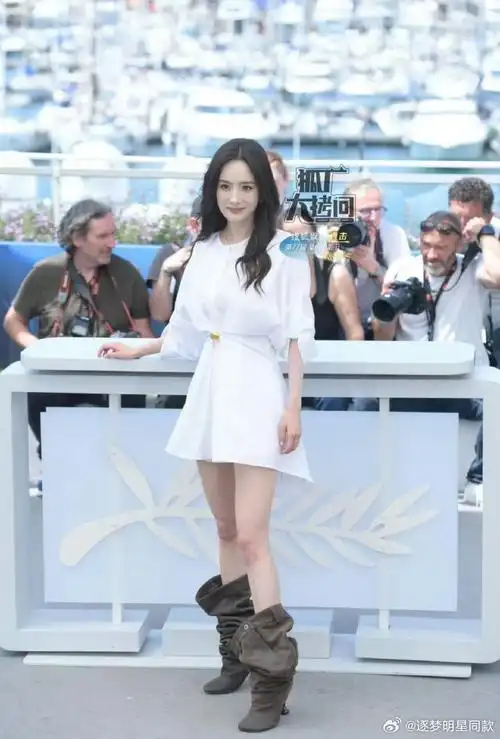 杨幂##杨幂靴子#杨幂的这一身搭配,最大的亮点莫过于她那双修长,白皙