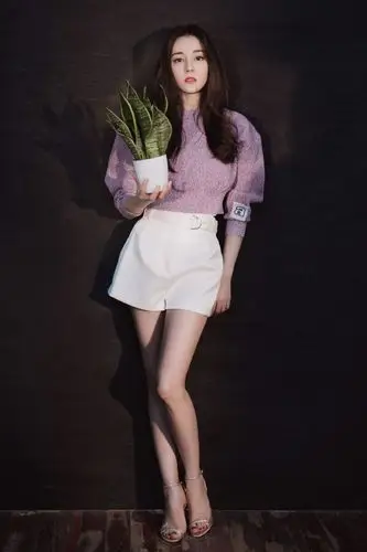 裤子太短的错迪丽热巴秀招牌大长腿一蹲下就不小心引网民暴动