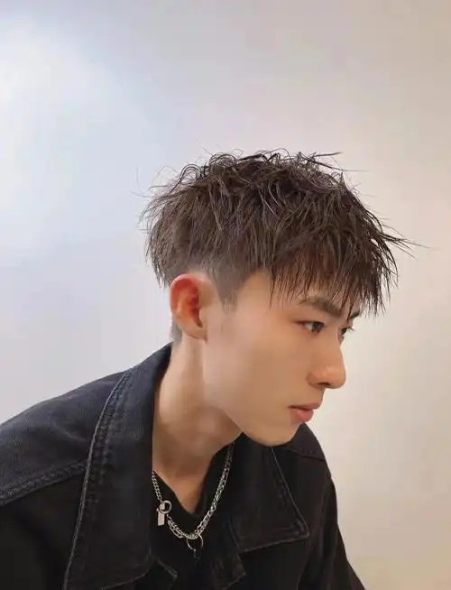 钢夹烫发,不同于锡纸烫容易炸的缺点,相对自然,但也是属于凌乱感发