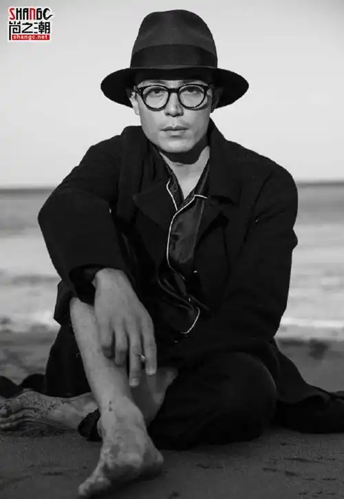霍建华最新时尚杂志黑白大片曝光散发出深沉成熟的味道