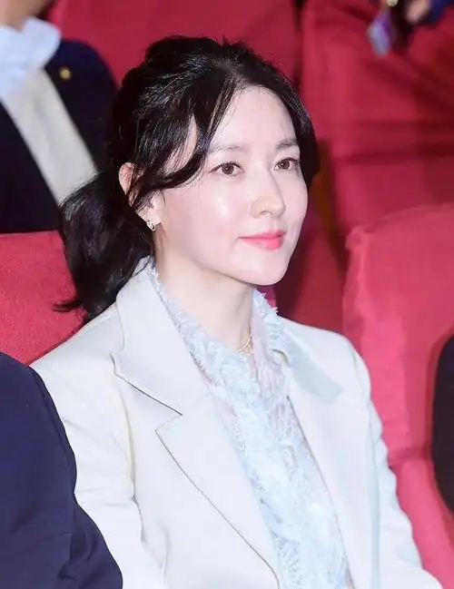 李英爱近照图片高清("大长今"李英爱出席活动)(1)