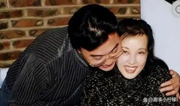 据悉,刘晓庆的原配老公是王立,也就是当时有名的钢琴演奏家.