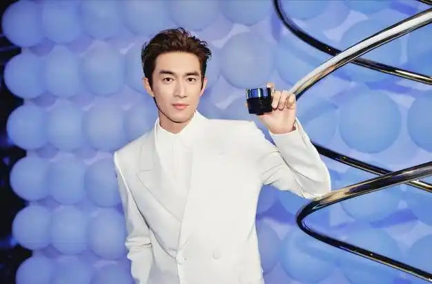 上海这一夜,白西装大背头的林更新,揭露了什么才叫"矜贵儒雅"