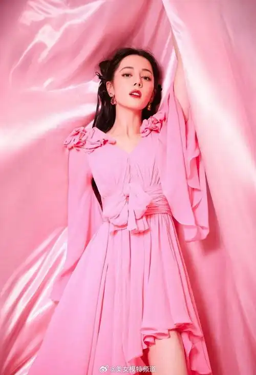 迪丽热巴粉红芭比可爱暴击 举手投足间洋溢活力与个性
