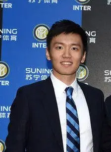 张康阳,1991年出生于江苏南京,毕业于美国宾夕法尼亚大学沃顿商学院