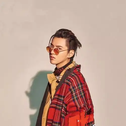 那你可以学学罗志祥"小猪"的同款扎马尾发型既然男生扎马尾那么帅,那