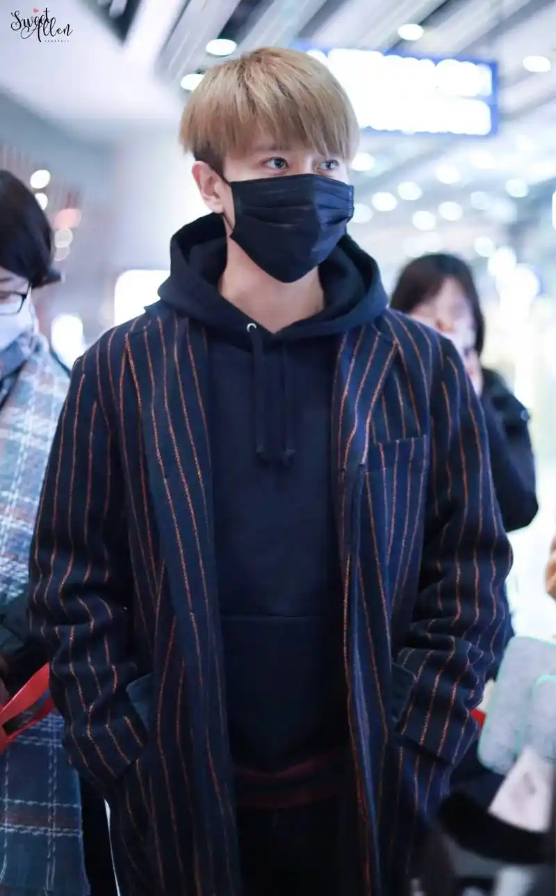 任嘉伦穿条纹西装内搭黑色卫衣现身机场,戴黑口罩遮面挡不住帅气