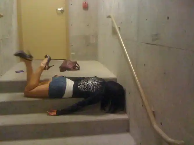 让人hold不住喝醉酒不省人事的女人囧态百出