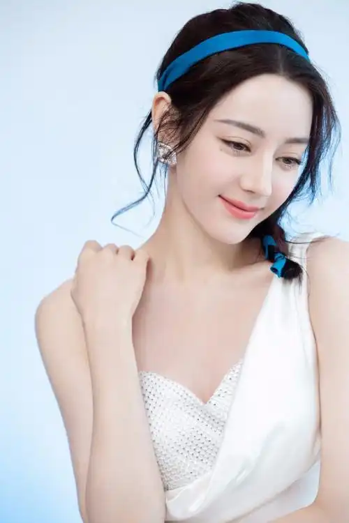 热巴穿绸缎长裙秀香肩 蓝丝带编发靓丽吸睛