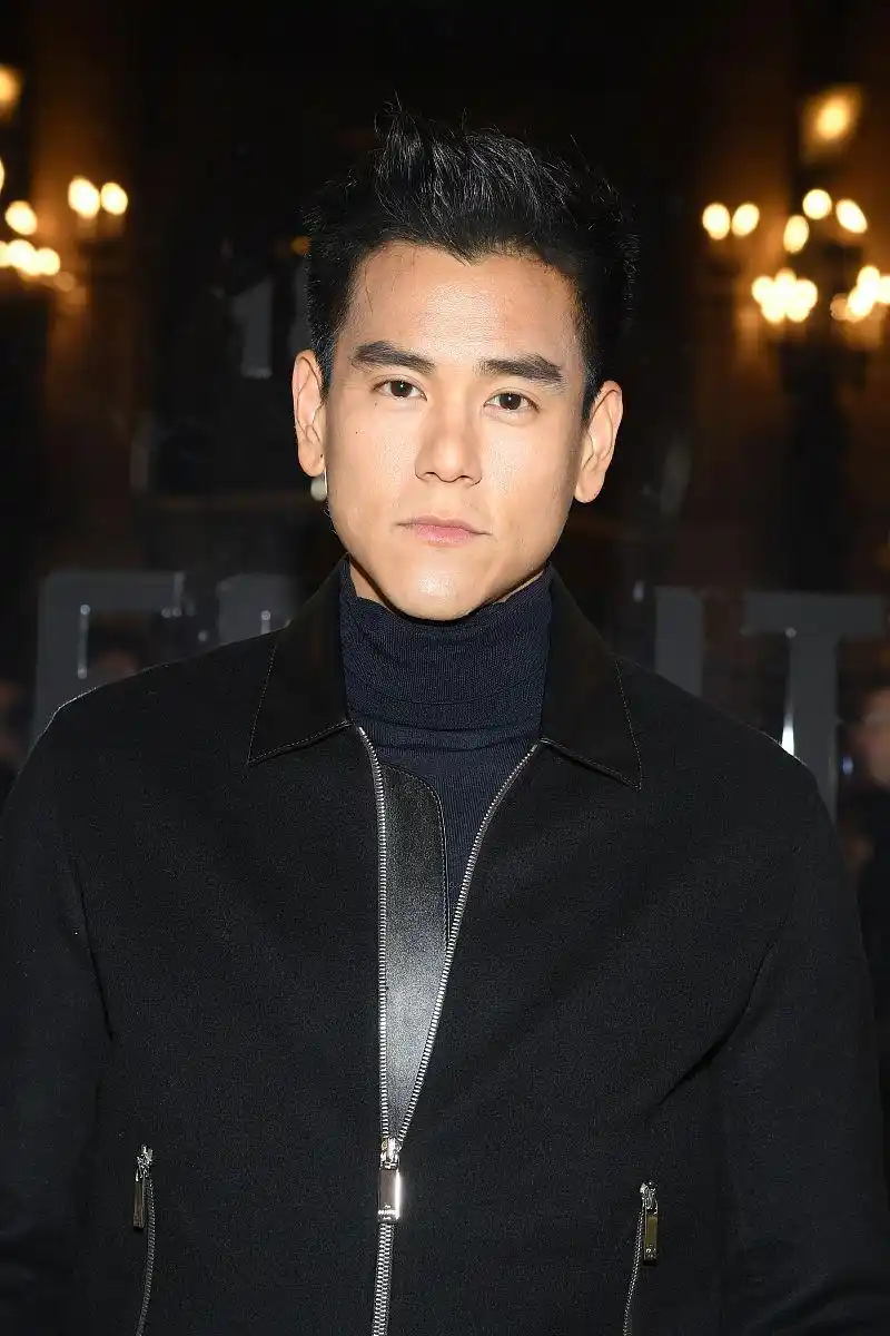 彭于晏夹克高领衫搭配小白鞋,个性尖下巴抢镜,手插裤袋帅气有型