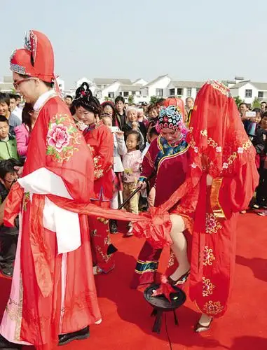 上海一对青年牵手三官举办民俗婚礼