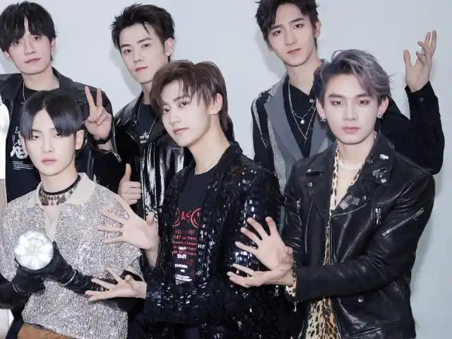 rise男团由11个男孩组成,他们可以说是各有特色,而且长相都非常的帅气