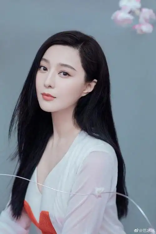 范冰冰白色长裙干净素雅 爱心图案点缀创意特别