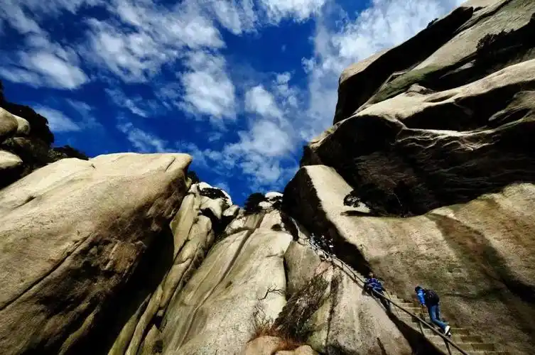 5月19日至20日,中国旅游日,天柱山对国内外游客实行门票半价优惠