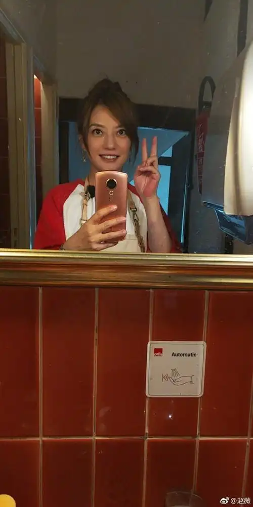 6月20日清晨,赵薇在自己微博上传两张自拍,并配文称:"这是魔镜吗?