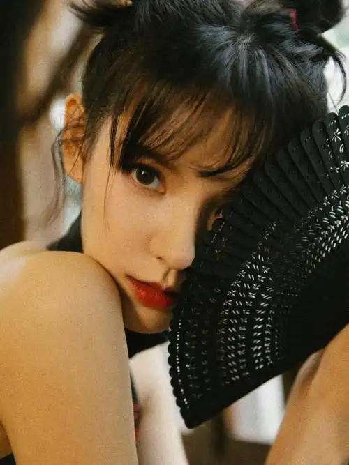 蓝色蕾丝旗袍图片(《韫色过浓》甜蜜热播,张予曦复古造型好美,蓝色