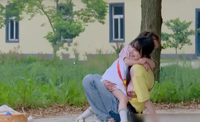 张恒带儿女外出被拍到郑爽女儿正面照曝光皮肤白皙神似郑爽