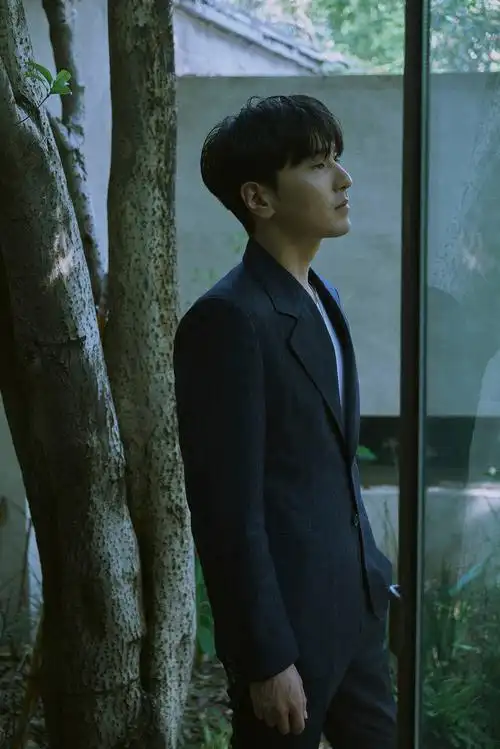 赵又廷绿野光影大片 着深色西装帅气绅士