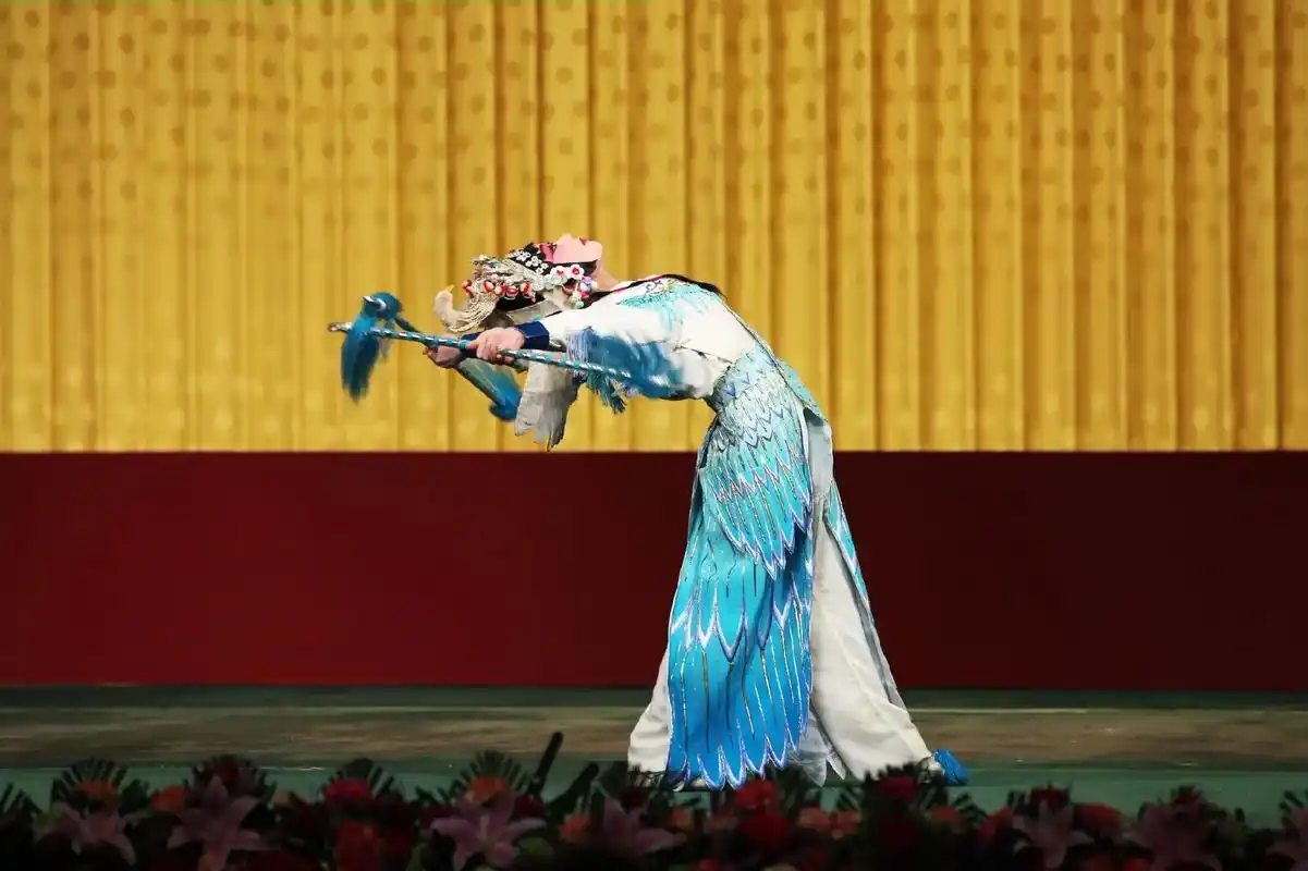 京剧《火凤凰》舞台剧照 白鹭~杨亚男饰演 上海京剧院 摄于2 - 抖音