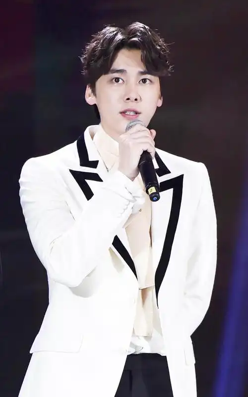 李易峰穿白西装帅气撩人