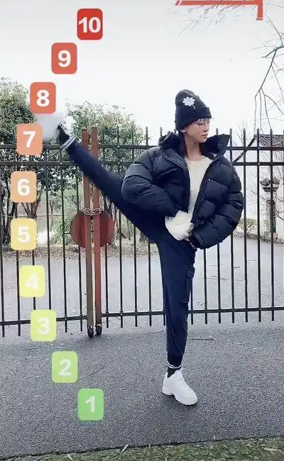 吴谨言户外秀"一字马",一身运动装显中性,自信笑容很炫耀