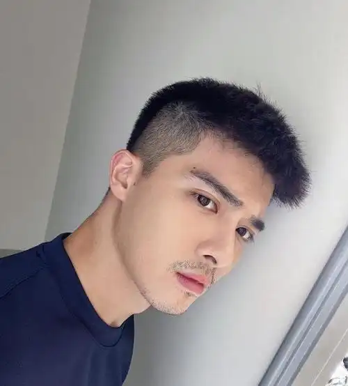 短发男生帅气发型(十大耐看短发男生发型)