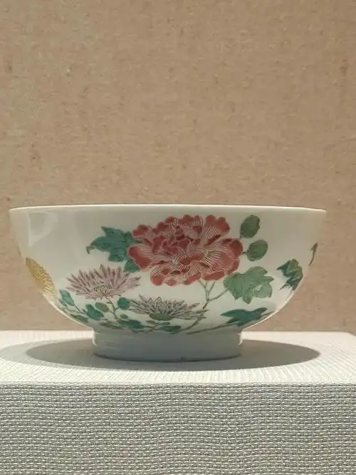 粉彩是清代康熙晚期创制出来的的一种釉上彩瓷新品种,是在五彩瓷器的