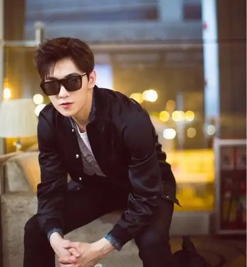 杨洋受邀戛纳电影节戴墨镜的杨洋是不是更帅气