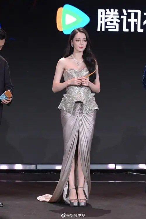 迪丽热巴鹅剧派对红毯造型