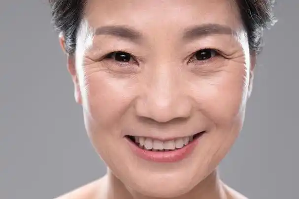 引言:鱼尾纹是女性面部皮肤老化的常见问题之一,给人一种倦容,疲惫的