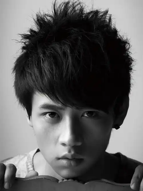 2007年夺得快乐男声季军出道.