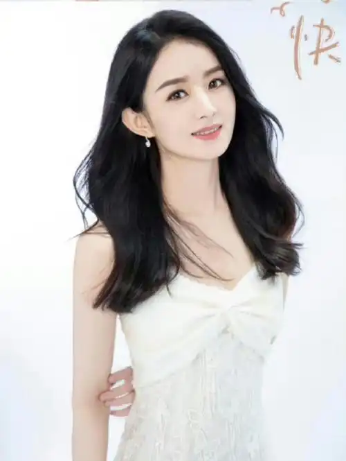 赵丽颖周一白裙随拍##赵丽颖周一白裙四宫格