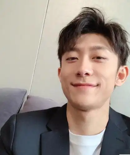 张一山与短发美女喝酒,醉酒后二人前往酒店,女方用手遮面很谨慎