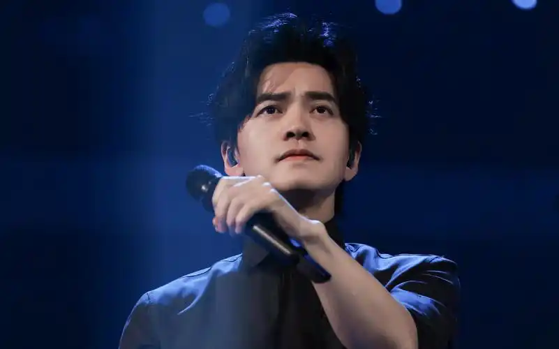 李健-袖手旁观,若是一对分开的男女此刻无意间重逢,面对这些风风雨雨