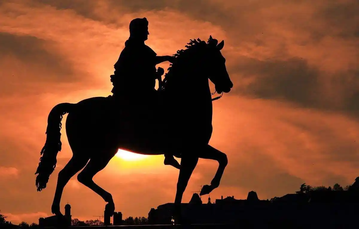 不灭的骑士精神——法国索米尔黑骑士马术