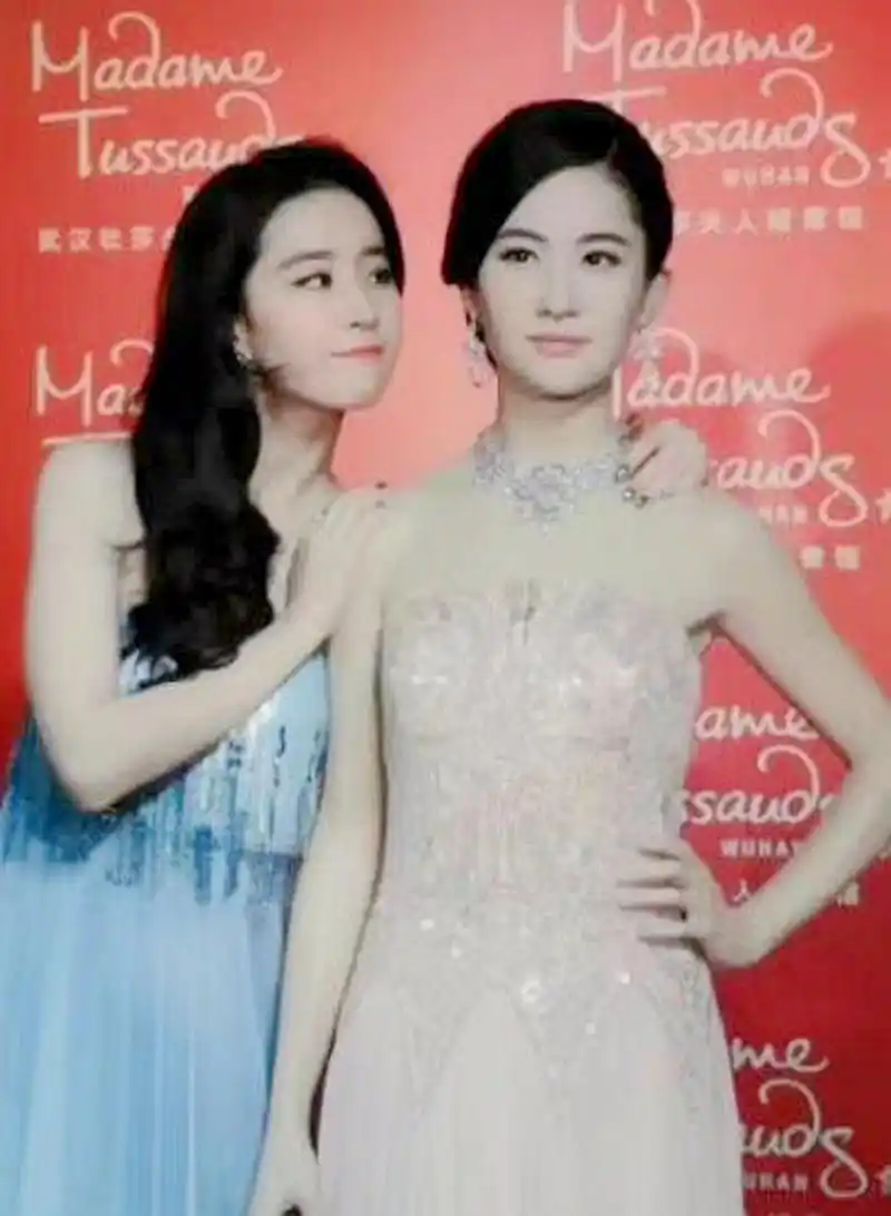 刘亦菲和他的蜡像,有一说一,蜡像更像黄圣依