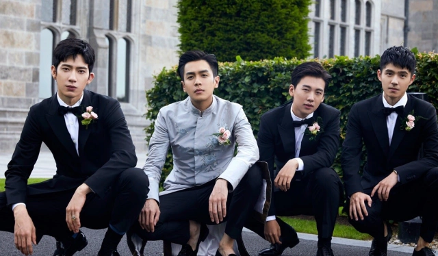 张若昀唐艺昕的婚礼上,井柏然帮马思纯抢到捧花,这颜值太帅了!