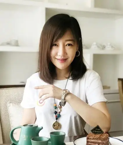 40岁薛佳凝近照状态仍如少女 品茗享受甜点笑容甜美|薛佳凝|近照|笑容