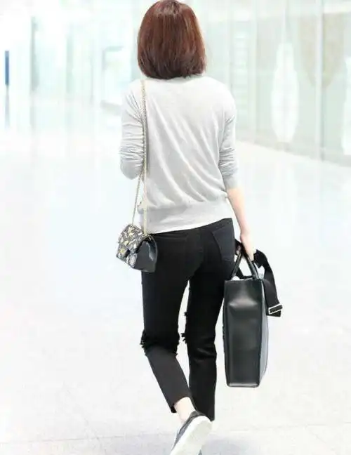 48岁洪欣身材真好,针织衫配破洞牛仔裤走机场,秒变28岁少女身材