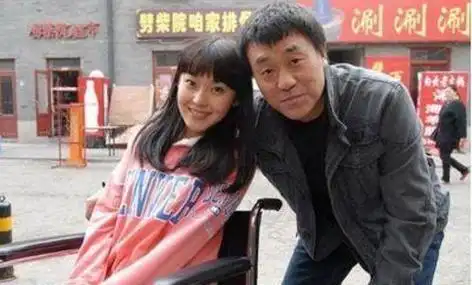 原来她是何冰的妻子,从结婚隐瞒至今,怪不得几十年来零绯闻