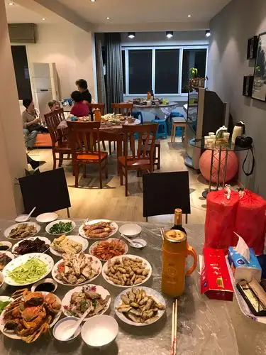 奉天,玲菲全家人忙碌了好几天,准备了丰盛的家宴,在客厅里摆了三. .