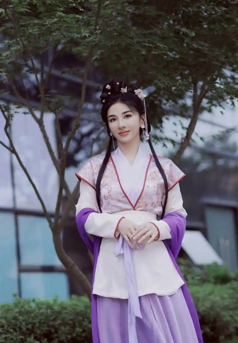 黄奕最近晒出了一组新鲜的"李玉湖"古装美照.