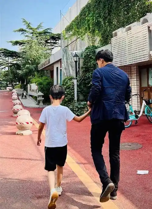 靳东一家四口近照曝光!